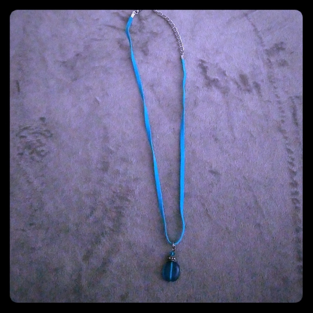 Blue pendent necklace